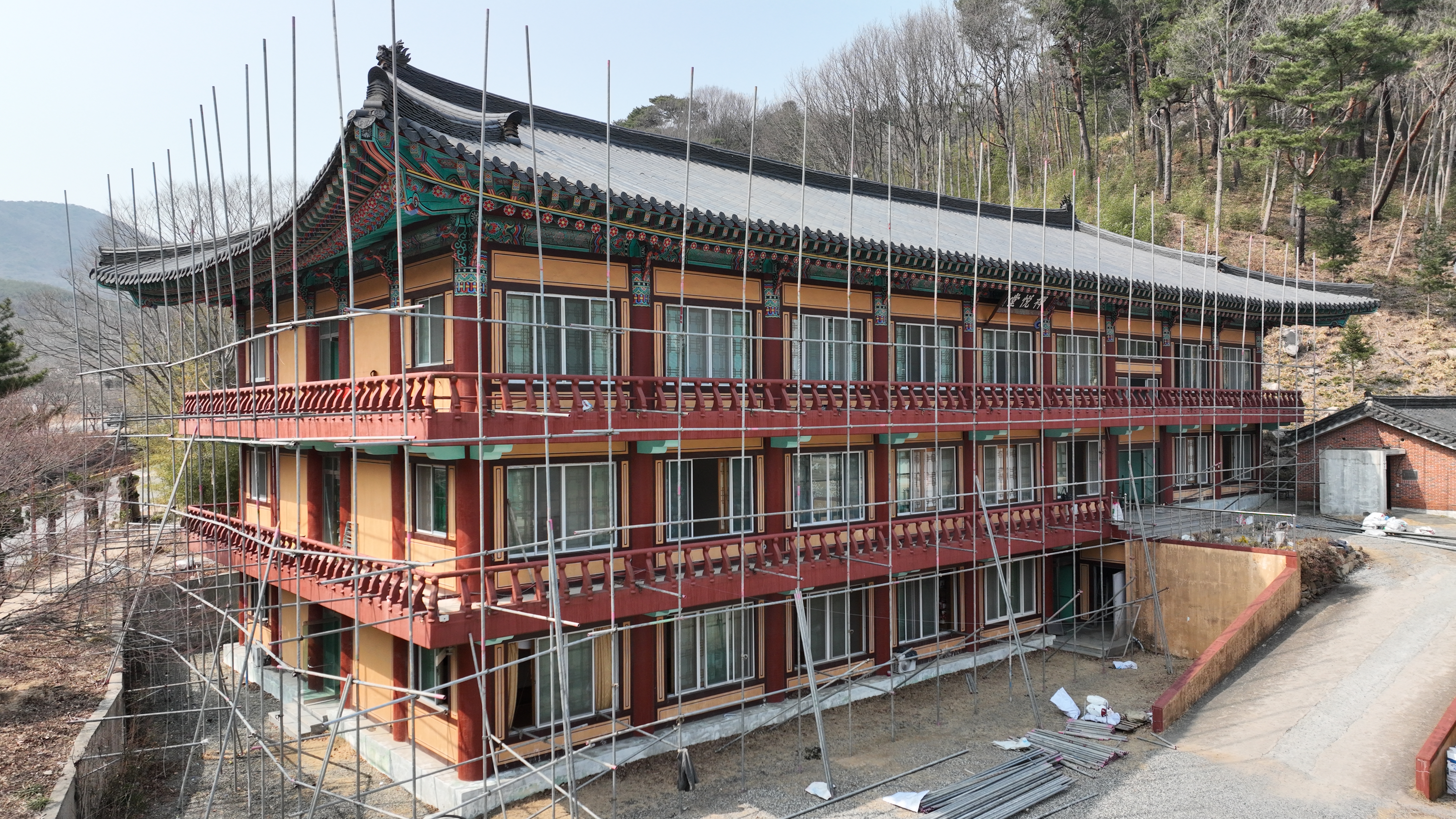 양산 소재 절 기숙사 철거작업